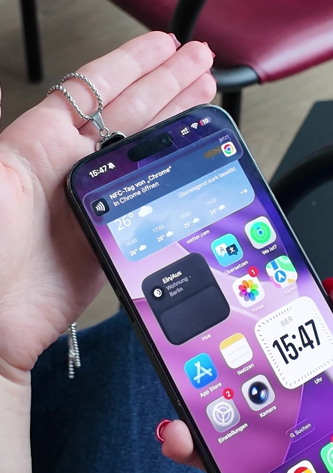 Smartphone berührt eine Soultag Kette und öffnet die Erinnerungsseite